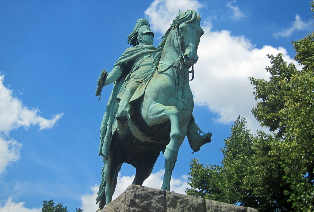 Standbild von König Friedrich Wilhelm IV. von Preußen von dem Bildhauer Gustav Blaeser (1813-1874), im Nordosten der Kölner Hohenzollernbrücke (2015).