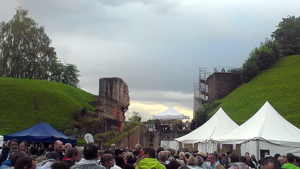 Blick vom Innern der Arena auf den südlichen Eingang des Trierer Amphitheaters während einer Konzertveranstaltung (2014)
