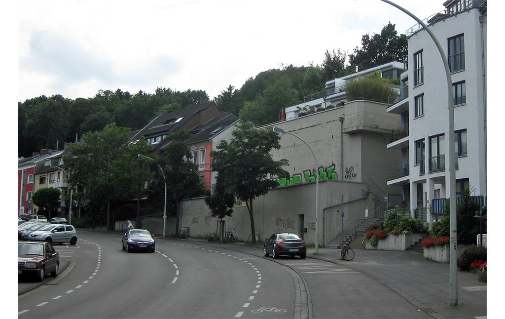 Der zeitweise als Studentenwohnheim genutzte frühere Hochbunker in der Trierer Straße in Bonn-Poppelsdorf dient seit 2006 als Fundament für ein Wohngebäude (2016).