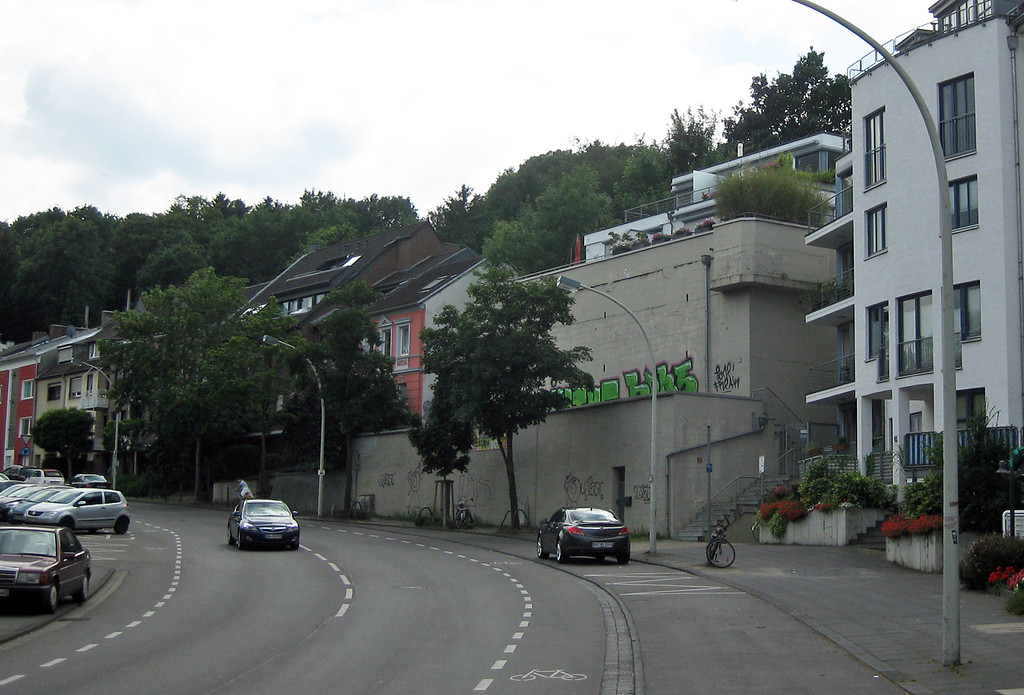 Der zeitweise als Studentenwohnheim genutzte frühere Hochbunker in der Trierer Straße in Bonn-Poppelsdorf dient seit 2006 als Fundament für ein Wohngebäude (2016).