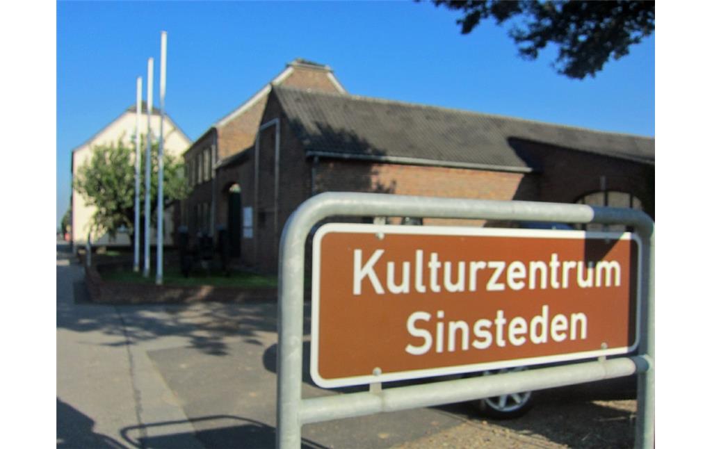 Hinweisschild auf das Kulturzentrum in der Gehöftgruppe Sinsteden bei Rommerskirchen (2014).