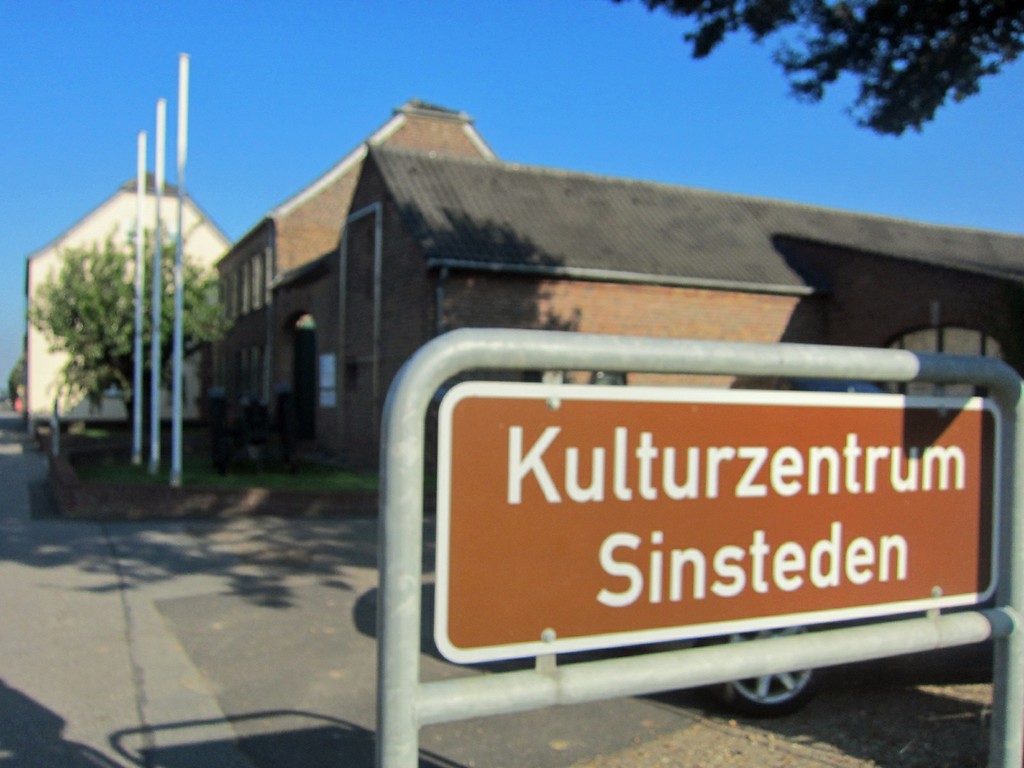 Hinweisschild auf das Kulturzentrum in der Gehöftgruppe Sinsteden bei Rommerskirchen (2014).