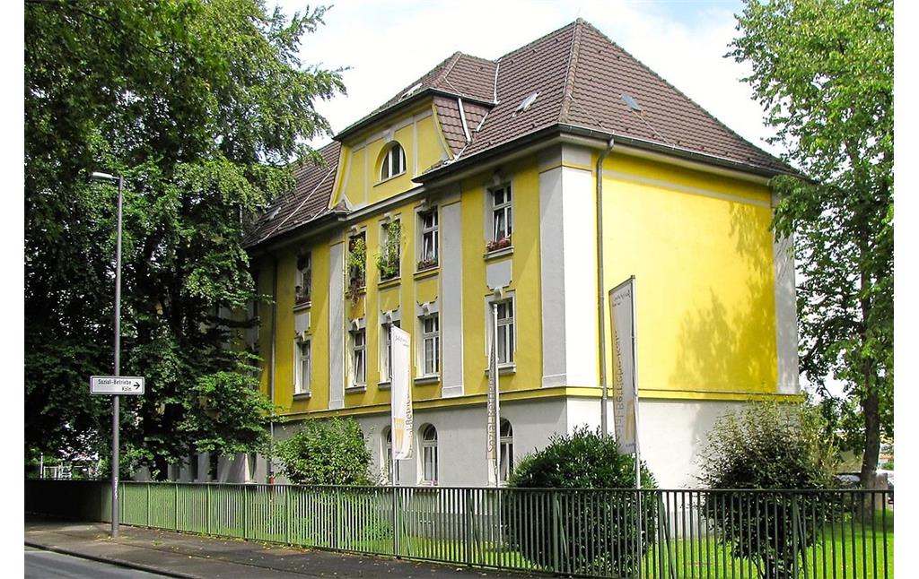 Ein Gebäude der Sozial- und Wohlfahrtseinrichtung "Riehler Heimstätten", heute Sozialbetriebe Köln gGmbH, in Köln-Riehl (2014).