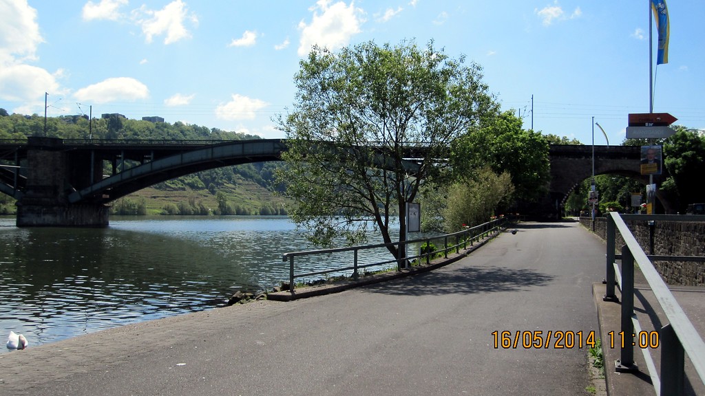 Eisenbahnbrücke zwischen den Stadtteilen Güls und Moselweiß in Koblenz (2014)