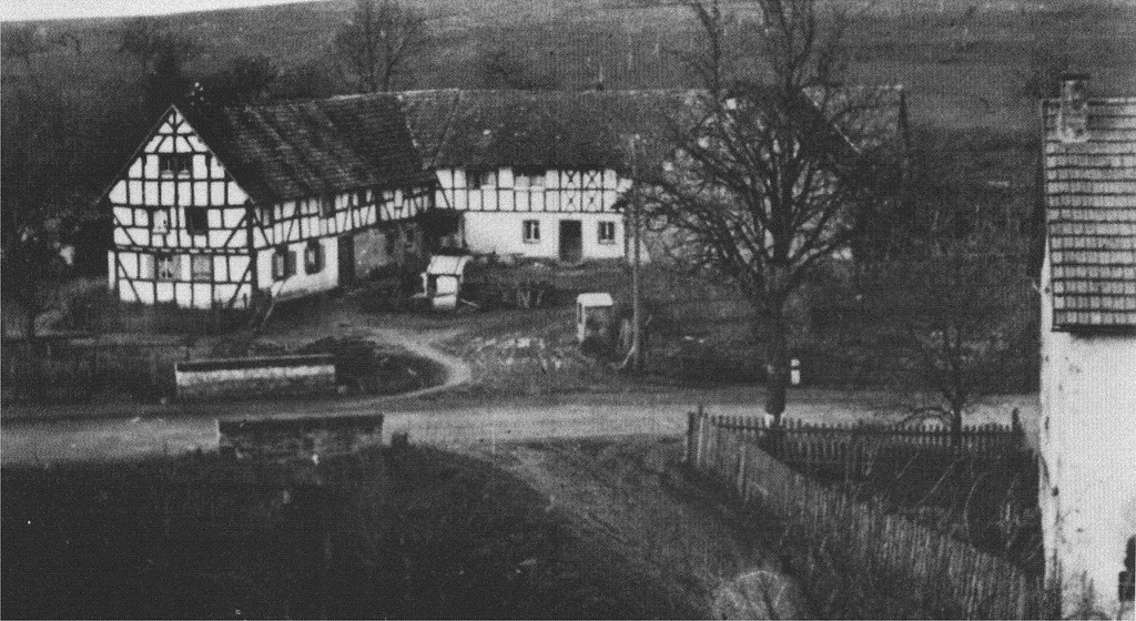 Das historische Bild zeigt das Winkelgehöft (Winkelhofanlage in Kelberg) in den 1930er Jahren.