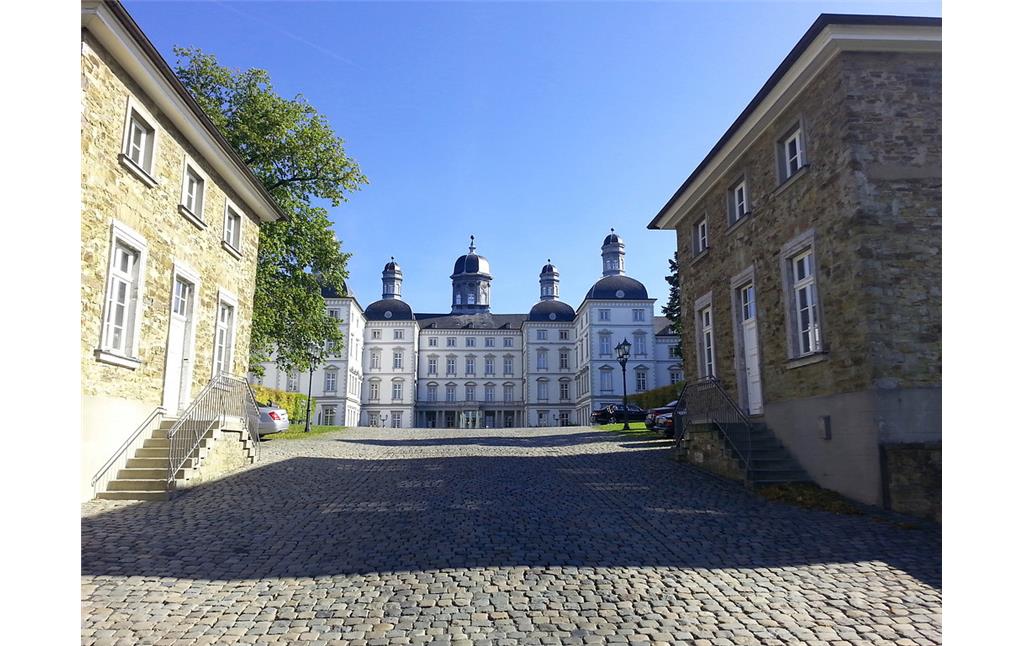 Blick auf den zentralen Gebäudeteil von Schloss Bensberg vom Schlosstor aus gesehen (2013)