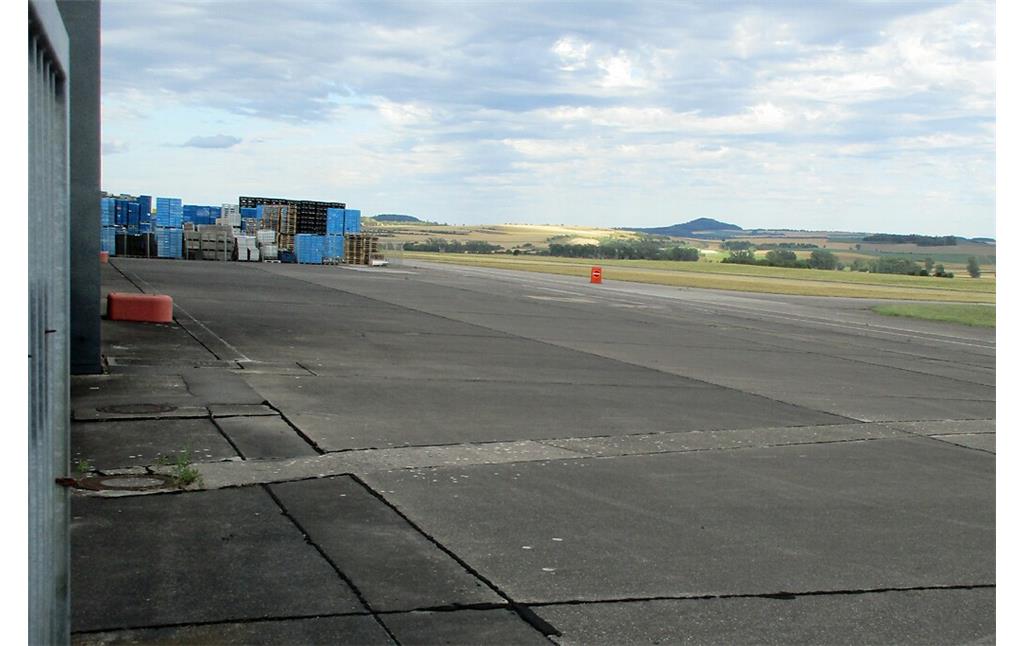 Blick auf das Flugfeld des früheren Heeresflugplatzes Mendig, heute ziviler Sonderlandeplatz (2020). Auf der Start- und Landebahn fanden 1969-1971 die "Flugplatzrennen Mendig" statt.