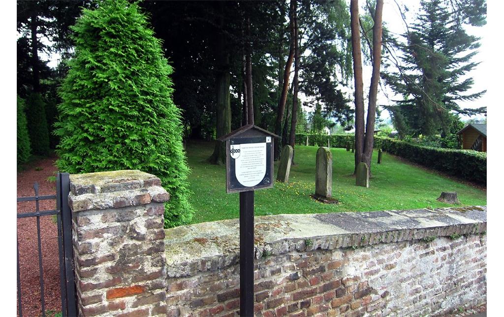 Hinweisschild und Eingang zum Judenfriedhof in der Bornheimer Lessingstraße (2013)
