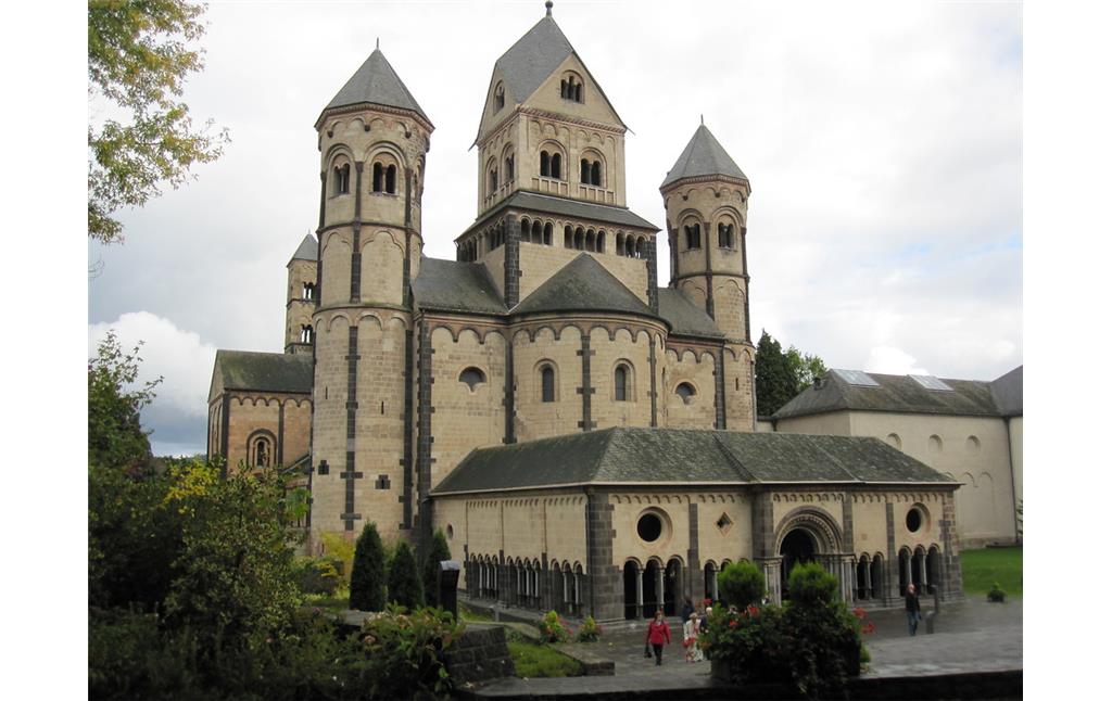 Die Westseite der Kirche der Benediktinerabtei Maria Laach mit dem davor befindlichen 'Paradies' (2010)