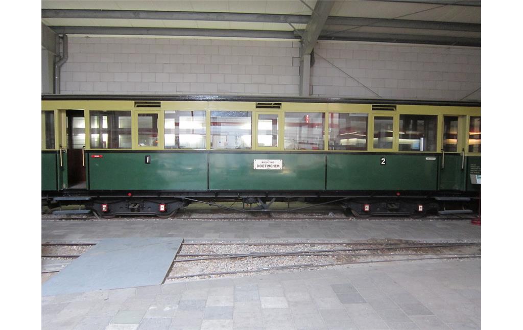 Ein Personenwagen im Nationalen Schmalspurmuseum in Valkenburg, Süd-Holland (2013).
