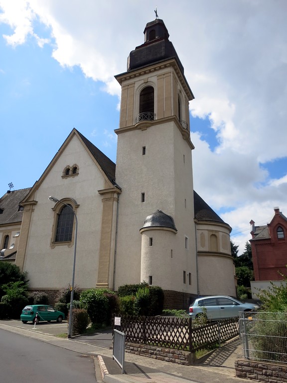 Gesamtansicht der katholischen Pfarrkirche St. Johannes Enthauptung in Koblenz-Metternich (2014).