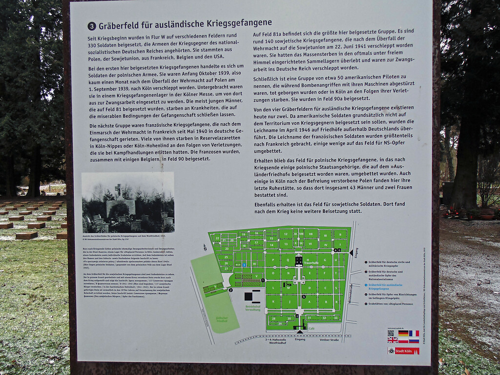 Die Informationstafel am Gräberfeld für ausländische Kriegsgefangene auf dem Westfriedhof in Köln-Vogelsang (2021).