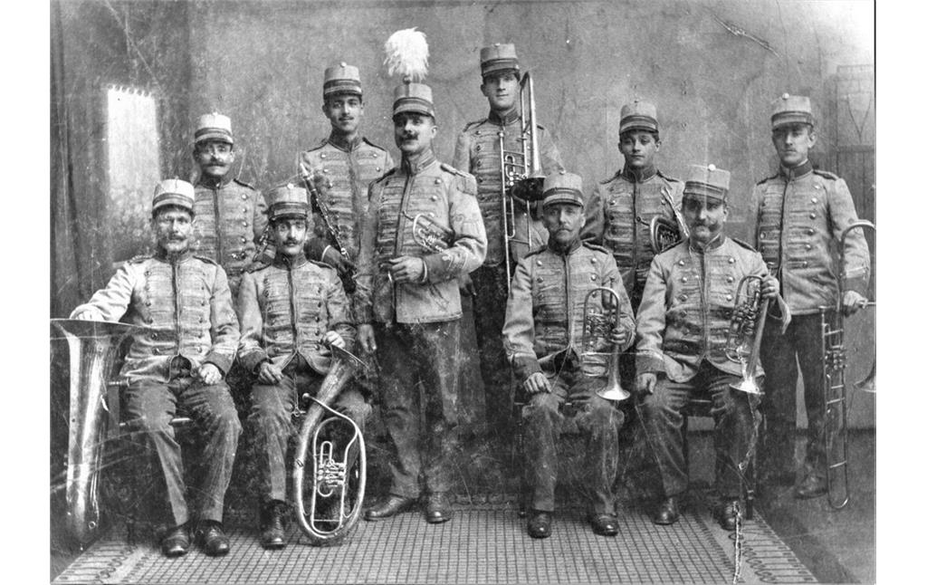 Die Musiker der Zirkuskapellen waren um die Jahrhundertwende in prächtige Uniformen gekleidet (um 1900)