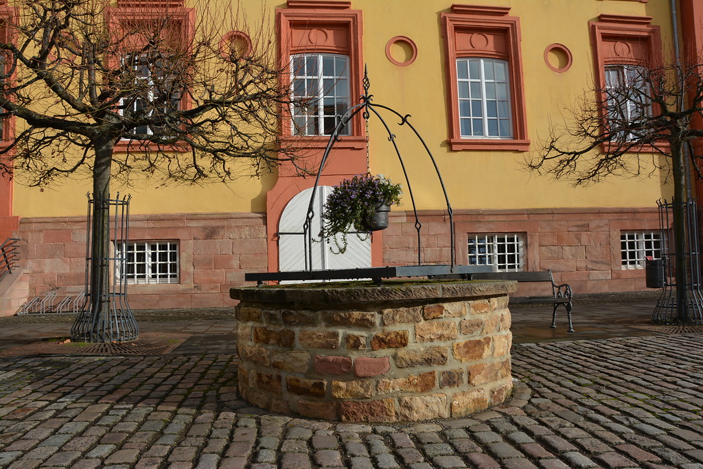 Ehemaliger Brunnen im Innenhof vor dem Ostflügel des Barockschlosses in Kirchheimbolanden (2015).
