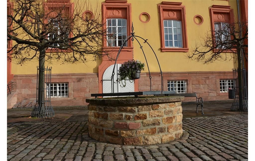Ehemaliger Brunnen im Innenhof vor dem Ostflügel des Barockschlosses in Kirchheimbolanden (2015).