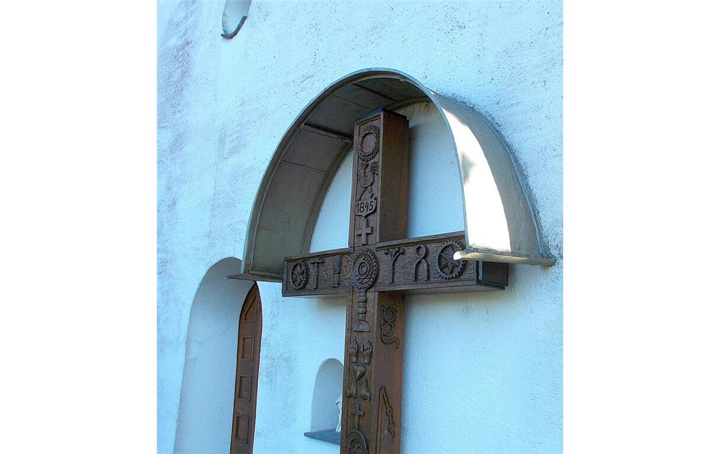Aufwendig verziertes Holzkreuz von 1845 neben dem Eingang der Zilleskapelle