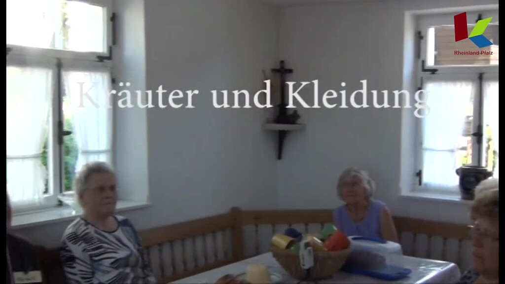 In diesem Video sprechen Menschen aus Helferskirchen über den Umgang mit Naturprodukten wie Kräutern, Bucheckern, etc. und über das Wäschemachen (2012)
