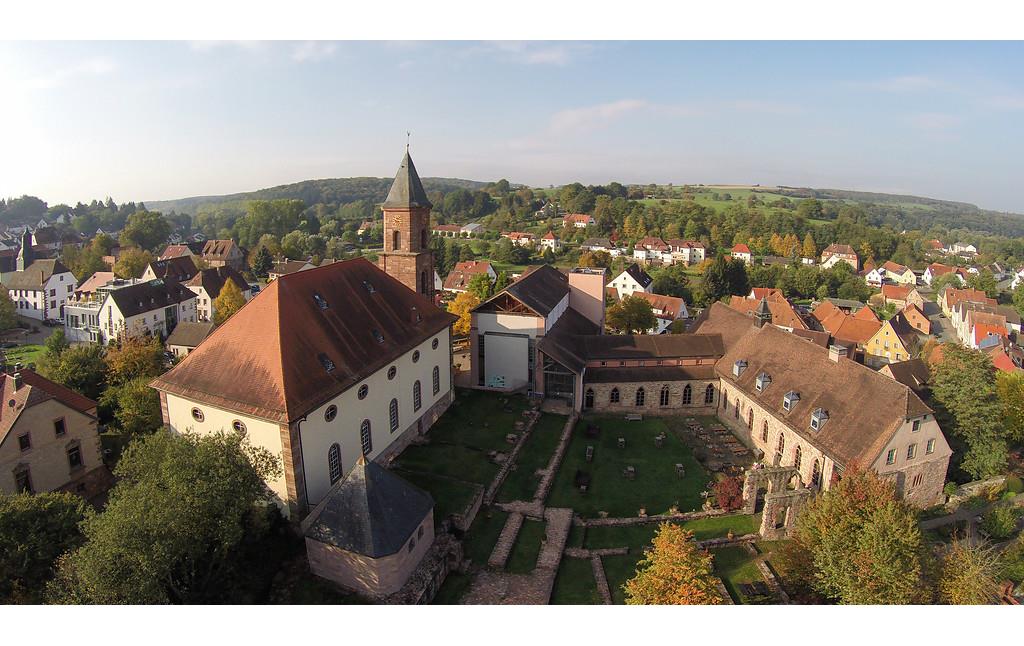 Luftaufnahme der gesamten Klosteranlage Hornbach. Links die Klosterkirche, rechts Teile des ehemaligen Kreuzgangs und links unten, am Ende der Kirche, die neuzeitliche Kapelle über dem Pirminiusgrab (2015).