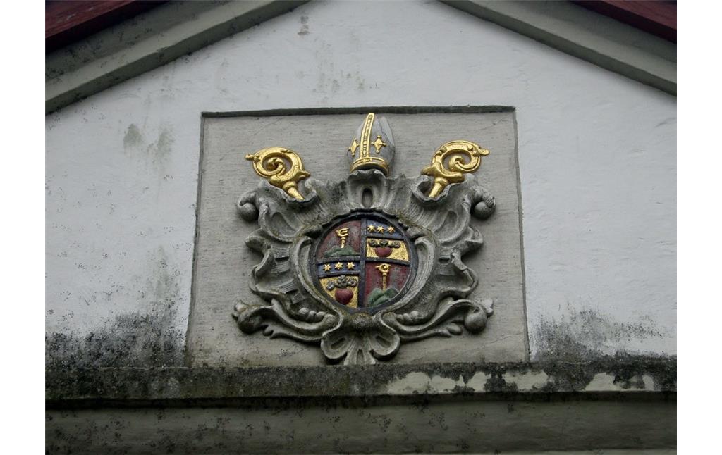 Wappenstein im Giebel des Portals des barocken Küchenhofs der Abtei Altenberg bei Odenthal (2012).