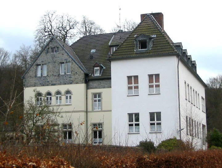 Das Hotel Krieger ("Hotel Heisterbach") an der Abtei Heisterbach (2009).