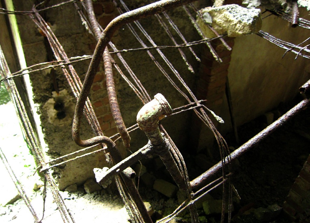 Ein Teil der Wasserleitung in einer zerstörten Geschossdecke der Adenauervilla (2012).