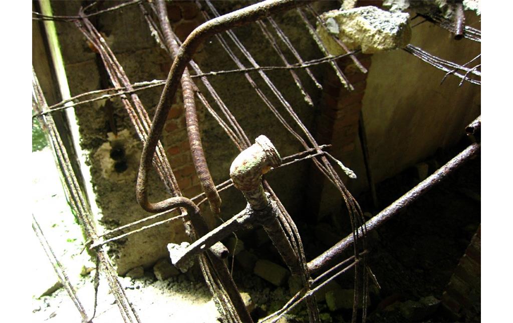 Ein Teil der Wasserleitung in einer zerstörten Geschossdecke der Adenauervilla (2012).
