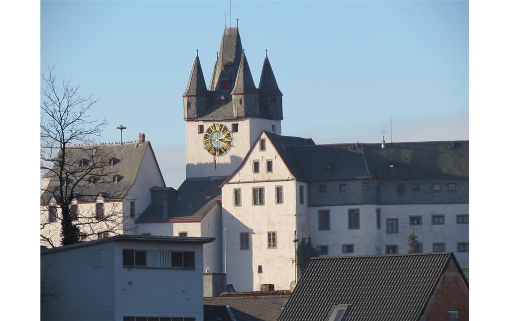 Blick auf den mächtigen Hauptturm der Höhenburg Grafenschloss Diez (2019)