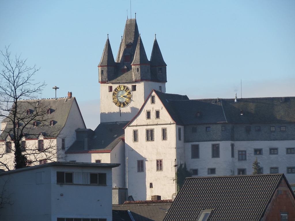 Blick auf den mächtigen Hauptturm der Höhenburg Grafenschloss Diez (2019)