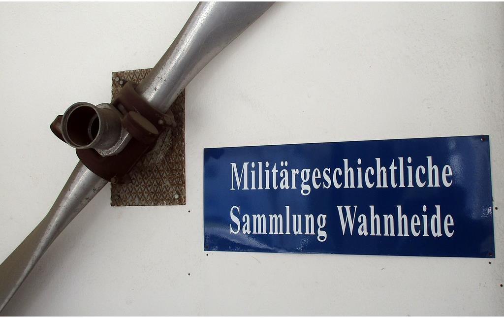 Hinweisschild und Flugzeugpropeller am Eingang zur Militärgeschichtlichen Sammlung der Luftwaffenkaserne Wahn (2019).