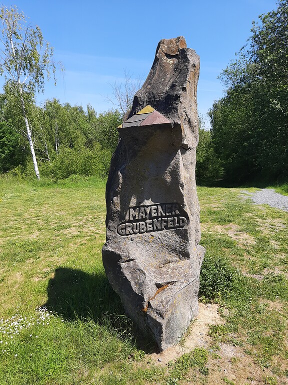 Die große Basaltlava-Steinstele markiert den Eingang zum Mayener Grubenfeld (2020).