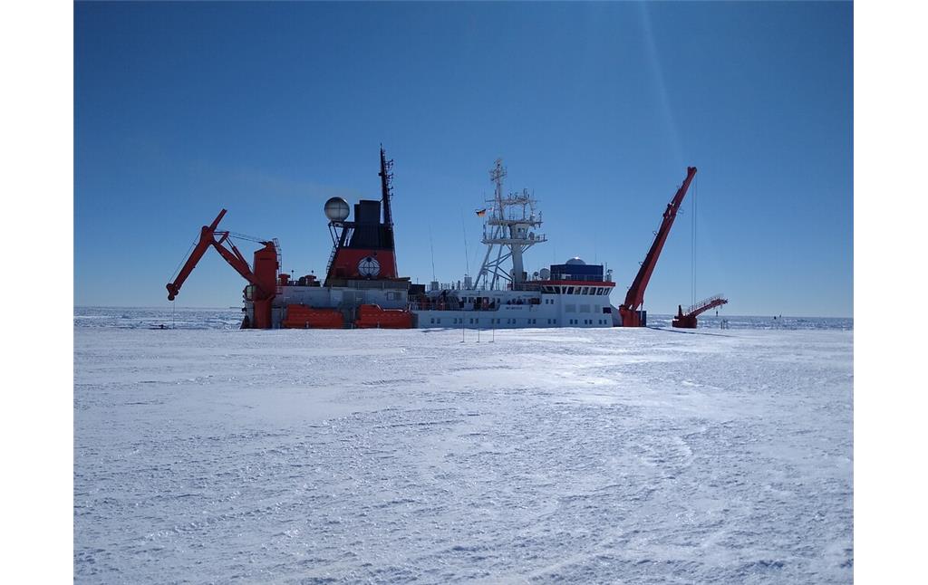 Schiff Polarstern versorgt die Neumayer-Station in der Antarktis
