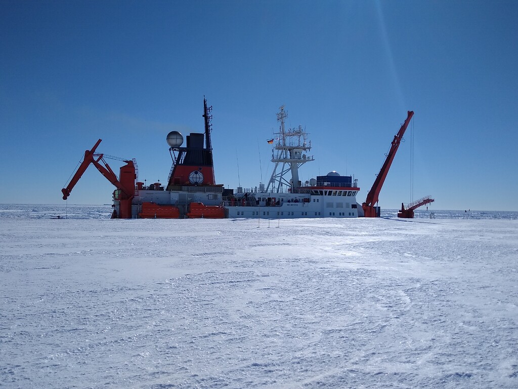 Schiff Polarstern versorgt die Neumayer-Station in der Antarktis