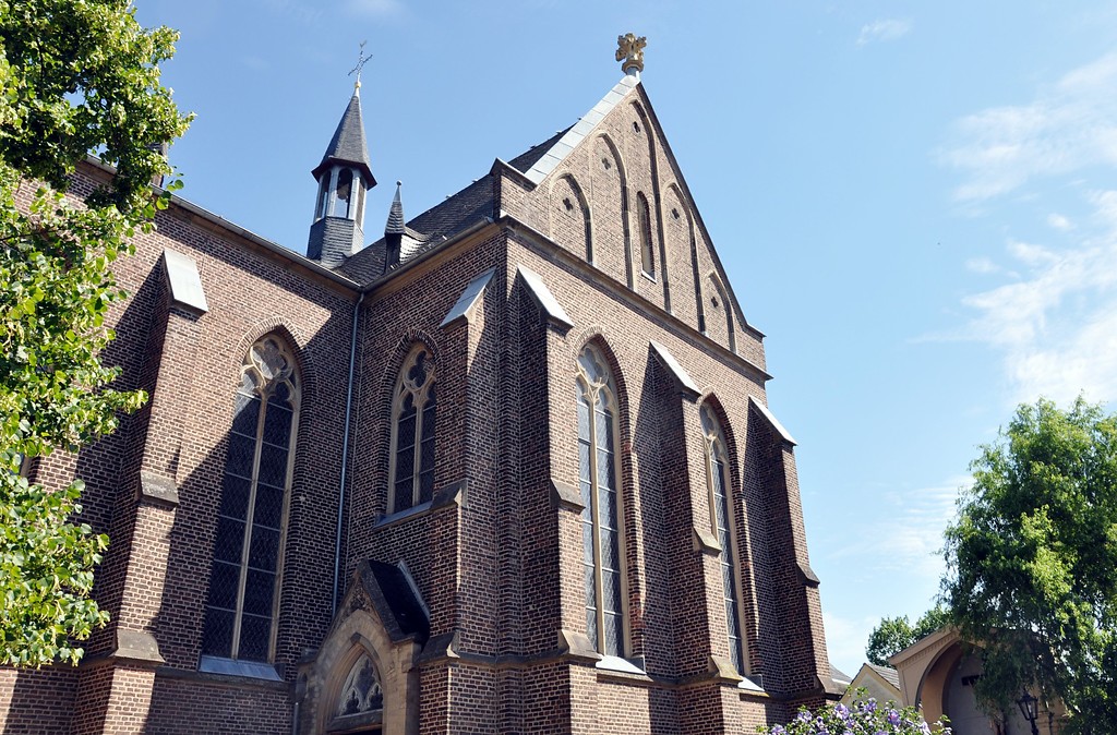 Außenansicht der katholischen Pfarrkirche St. Clemens in Viersen-Süchteln von Süden her (2017).