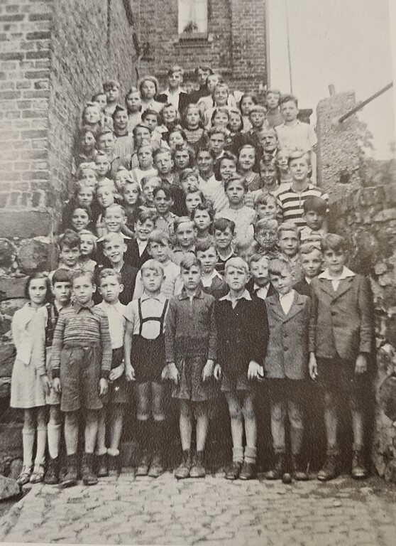 Klassenfoto der Schulklasse des Lehrers Felix Zillien der Volksschule Dattenberg (1949)
