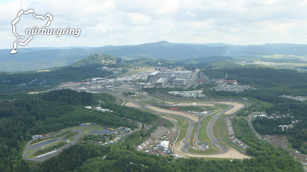 Gesamtansicht der heutigen Grand Prix-Rennstrecke Nürburgring mit den umgebenden Anlagen, im Hintergrund links die namensgebende Nürburg (Pressefoto 2011).
