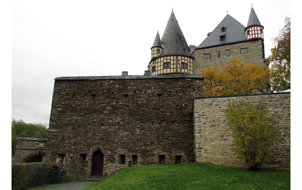Blick von Osten auf die "Trierer Burg" des Schlosses Bürresheim im Nettetal (2020).