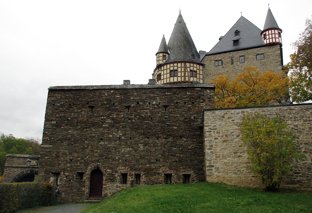 Blick von Osten auf die "Trierer Burg" des Schlosses Bürresheim im Nettetal (2020).