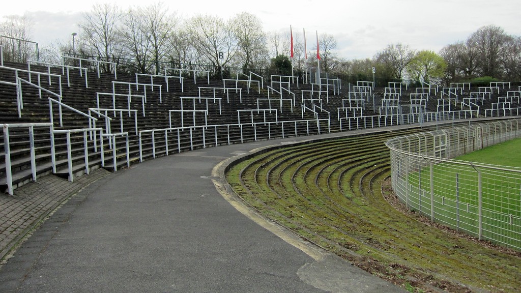 Westkurven-Stehplatztribüne im Grotenburg-Stadion (2013)