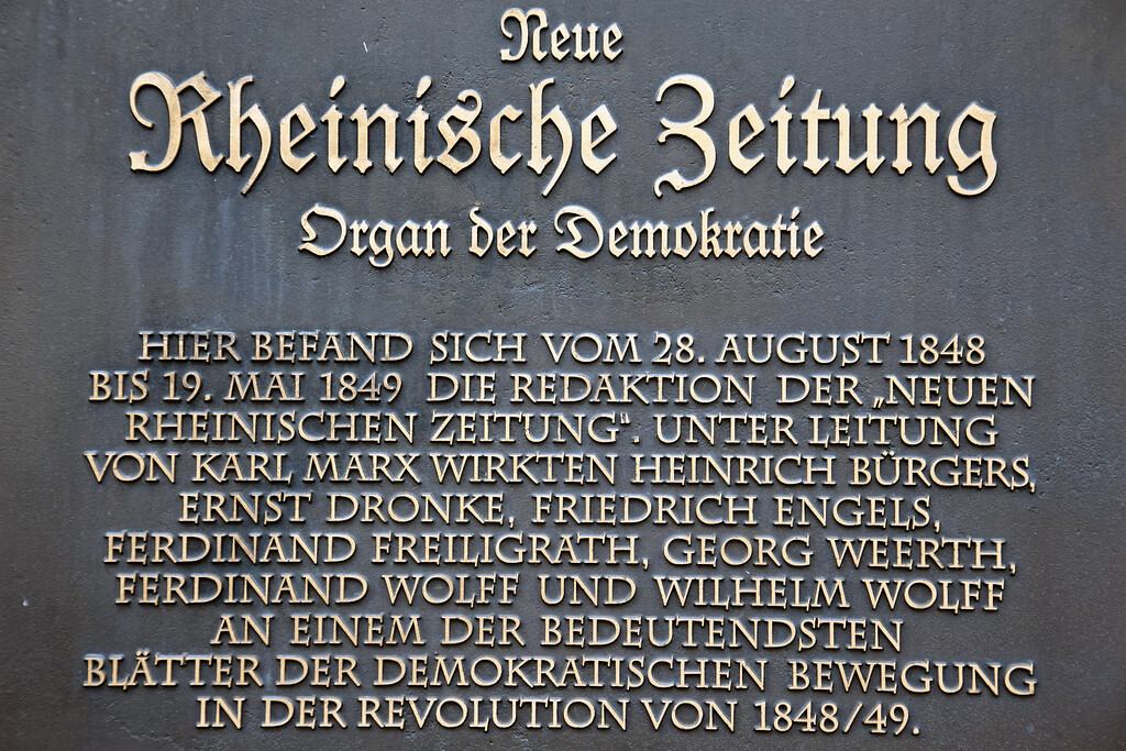 Plakette am Haus Nr. 65 auf dem Kölner Heumarkt (2018). In den Jahren 1848/49 Redaktionssitz der "Neuen Rheinischen Zeitung" unter der Leitung von Karl Marx.