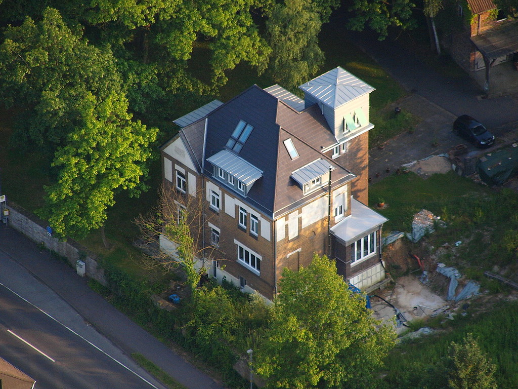 Luftaufnahme der ehemaligen Fabrikantenvillavilla des Pleistalwerks bei Sankt Augustin-Birlinghoven (2011)