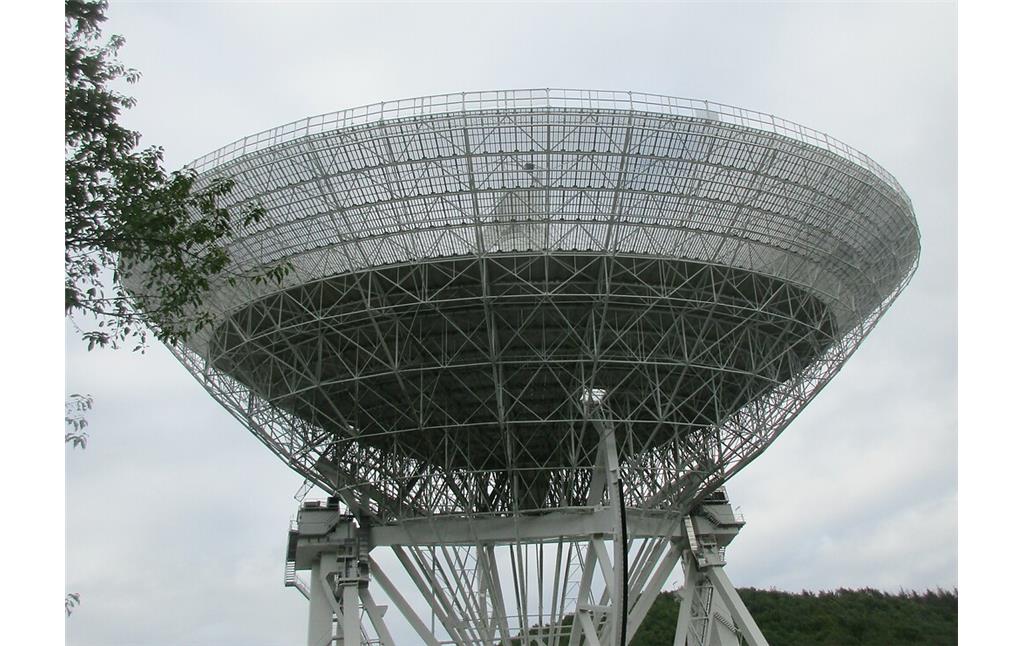 Detailaufnahme des Radioteleskops Effelsberg bei Bad Münstereifel-Effelsberg, das mit 100 Meter Spiegeldurchmesser zu den größten vollbeweglichen Radioteleskopen der Erde gehört (2020).