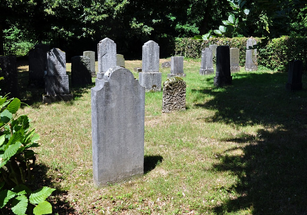 Grabsteine auf dem jüdischen Friedhof in Korschenbroich-Glehn (2017).
