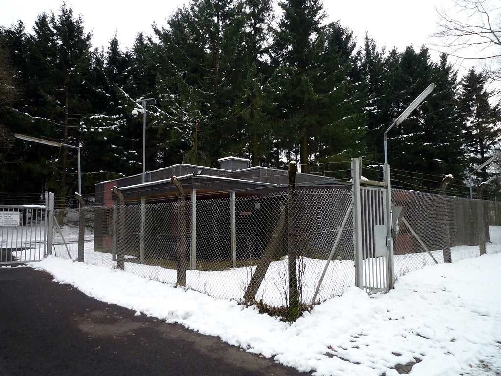 Umzäuntes Pfortengebäude am Militärgebäude mit Funkturm am Ruppelstein (bzw. Ruppenstein) im Februar 2016.
