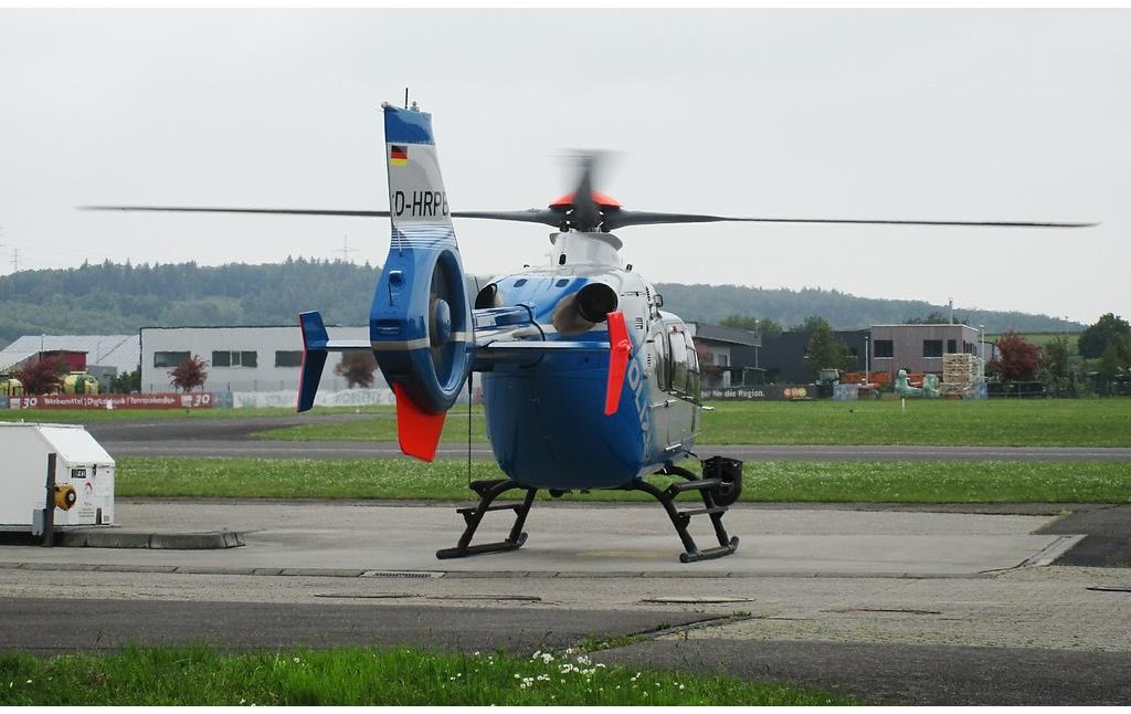 Landung des Hubschraubers "Sperber" D-HRPB (Typ Eurocopter EC 135) der Polizeihubschrauberstaffel Rheinland-Pfalz auf dem Flugplatz Koblenz-Winningen (2016).