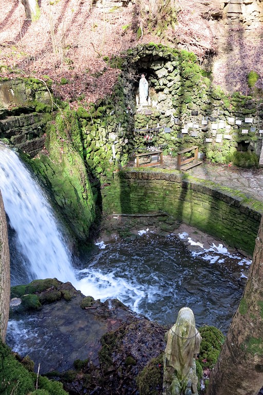 Ein kleiner Wasserfall des Albachs an der Mariengrotte im Albachtal bei Bitburg (2015).