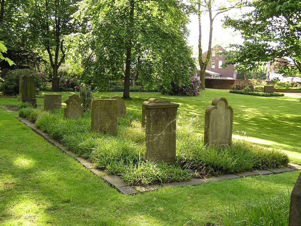 Gräber auf dem Jüdischen Friedhof Sternbuschweg in Duisburg (2005)