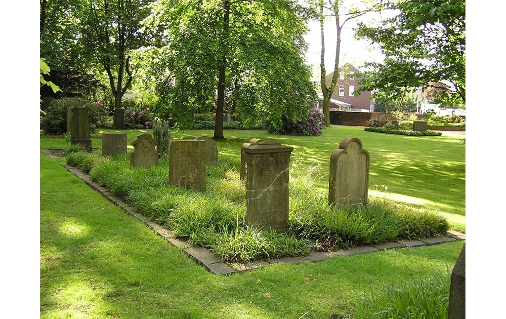 Gräber auf dem Jüdischen Friedhof Sternbuschweg in Duisburg (2005)