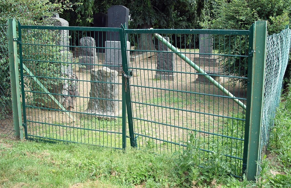 Eingangspforte zum jüdischen Friedhof an der Pfingstweide bei Kettenheim, Gemeinde Vettweiß (2009)
