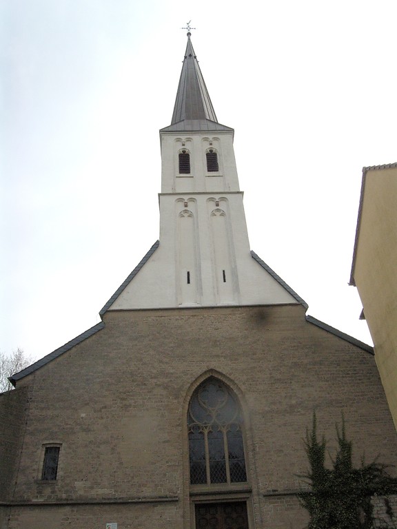 Wallfahrtskapelle St. Gerebernus in Sonsbeck mit weißem Turm über dem Sansteingebäude von der Portalseite aus gesehen (2008)