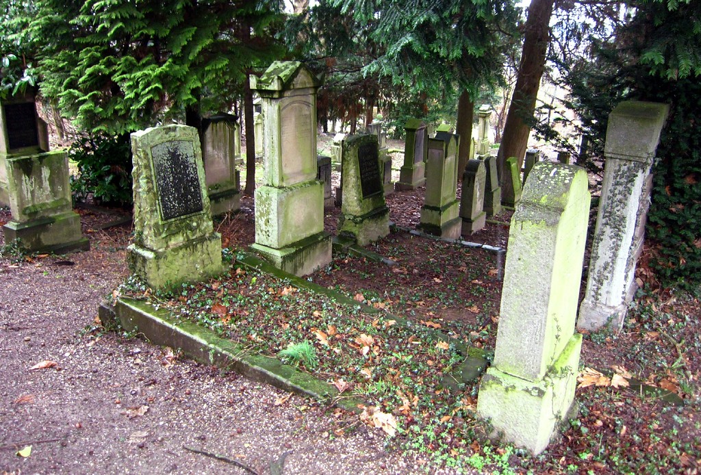 Grabsteine auf dem jüdischen Friedhof Hermann-Levy-Straße in Hennef-Geistingen (2013)